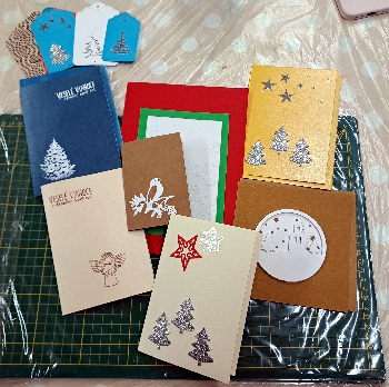 Vianočné pohľadnice, priania, menovky  technikou scrapbook a embossing